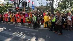 Sejumlah orang berbaju tradisional memadati lokasi Karnaval Kemerdekaan Pesona Parahyangan 2017 di sekitar jalanan utama Kota Bandung, Sabtu (26/8). Karnaval ini merupakan rangkaian dan penutupan HUT Kemerdekaan RI ke-72. (Liputan6.com/Johan Tallo)