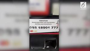 Seorang pria mengungkap modus penipuan kartu ATM tertelan. Dimana korbannya diminta untuk memberikan pin ketika menghubungi call center yang tertera di mesin ATM.