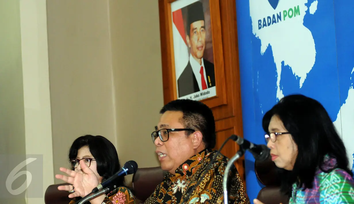 Plt Kepala Badan BPOM, Bahdar Johan H (tengah) bersiap menjawab pertanyaan terkait temuan vaksin palsu di Gedung BPOM, Jakarta, Selasa (28/6). BPOM meminta maaf atas luputnya pengawasan produk kesehatan tersebut. (Liputan6.com/Helmi Fithriansyah)