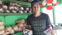 Kiper Cilegon United, Ghoni Yanuar dengan kios aneka pakan ternak miliknya di desa Jombor, Tuntang, Kabupaten Semarang. (Bola.com/Vincentius Atmaja)