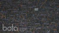 Para Aremania mengibarkan syal saat laga semifinal Piala Presiden 2017 antara Arema FC melawan Semen Padang di Stadion Kanjuruhan, Malang, Jawa Tiimur. OBola.com/Vitalis Yogi Trisna)