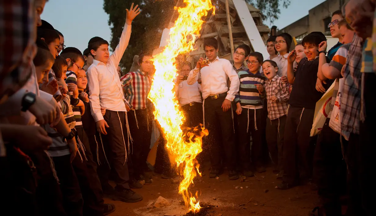 Pemuda Yahudi Ultra Ortodoks bermain api selama liburan Yahudi Lag Ba'Omer di Bnei Brak, Israel (2/5). Perayaan Lag Ba'Omer ini menandai berakhirnya musim wabah menurut kepercayaan mereka. (AP Photo / Oded Balilty)