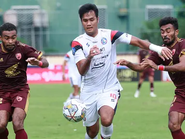 Bermain di Stadion PTIK yang menjadi homebase sementara Arema Malang, Pasukan Singo Edan harus takluk 0-1 dari PSM Makassar dalam laga pekan ke-22 BRI Liga 1 2022/2023, Sabtu (4/2/2023). Satu-satunya gol PSM dicetak oleh Kenzo Nambu pada menit ke-65 dan mengantarkan Juku Eja naik ke posisi kedua klasemen sementara di bawah Persija dengan sama-sama mengemas 44 poin dari 22 laga. Sementara bagi Arema FC, hasil ini menjadi kekalahan kelima beruntun dan membuat posisi mereka tercecer di posisi ke-10 dengan raihan 26 poin dari 20 laga. (Bola.com/M Iqbal Ichsan)