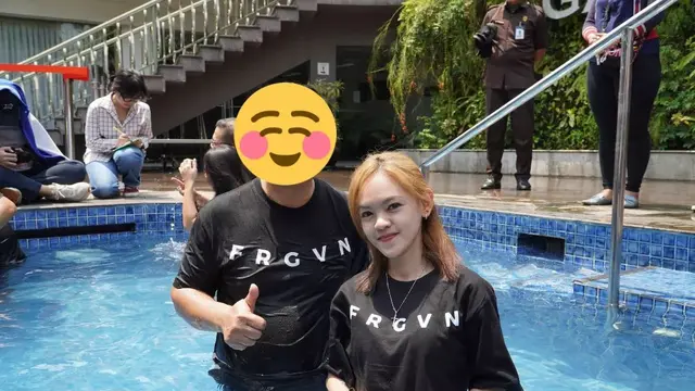 7 Potret Riri Febriana Mantan Artis Cilik Genta Buana saat Dibaptis, Sempat Berhijab