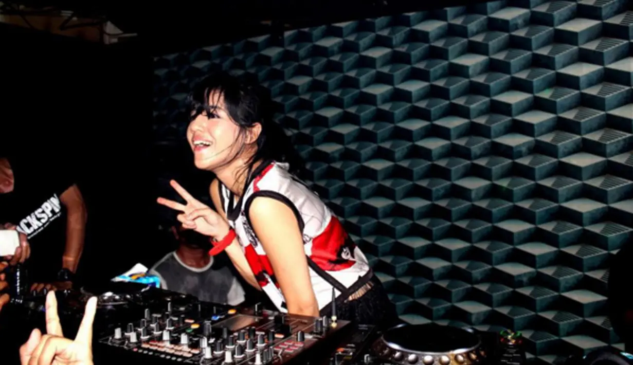 Sempat merasa tak nyaman dengan stigma profesi DJ yang ia tekuni, karena bekerja di klub dan waktu kerjanya malam hari. Kini gadis asal Medan itu lebih percaya diri dengan prestasi yang sudah diraihnya. (instagram.com/putriuna)