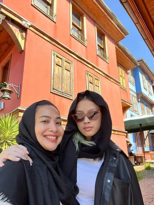 Quality time Feni Rose dan Audi sering dihabiskan dengan liburan barsama. (FOTO: instagram.com/fenirose/)