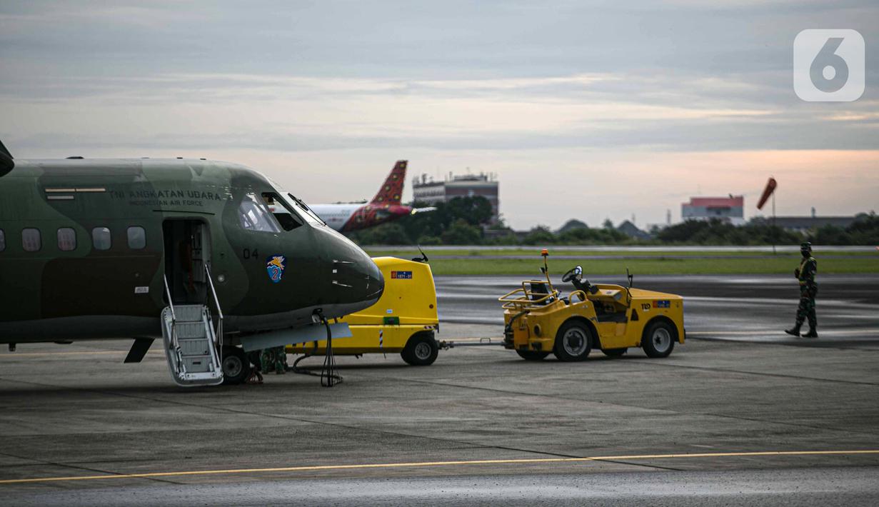 Pesawat TNI AU siap untuk diberangkatkan mencari pesawat Sriwijaya Air SJ 182 di Lanud Halim Perdanakusuma, Jakarta, Minggu (10/1/2021). TNI AU memberangkatkan tiga alutsista untuk mencari Sriwijaya Air SJ 182 yang hilang kontak di sekitaran perairan Kepulauan Seribu. (Liputan6.com/Faizal Fanani)