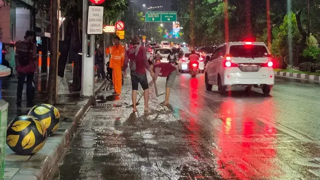 Petugas Bantu Bersihkan Saluran di Kota Surabaya
