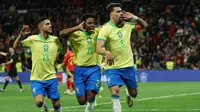 Pemain Brasil, Lucas Paqueta, melakukan selebrasi setelah mencetak gol ke gawang Spanyol pada laga persahabatan di Stadion Santiago Bernabeu, Rabu (27/3/2024). Kedua tim bermain sama kuat 3-3. (AFP/Pierre-Philippe Marcou)