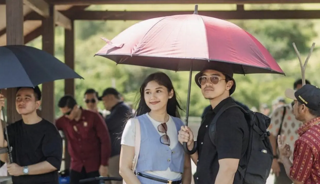 <p>Erina juga kembali membawa tas lady Diornya seharga&nbsp;Rp92 juta melihat dari&nbsp;situs web rumah mode Prancis tersebut. Meski tak begitu terlihat, ia mengenakan sandal Hermes merah model oran. Kaca mata hitam pun melengkapi penampilannya. Credit: Instagram (@erinagudono)</p>