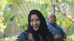 Terpidana Bupati Kutai Kartanegara Rita Widyasari tiba di Gedung KPK, Jakarta, Rabu (3/7/2019). Rita diperiksa sebagai tersangka dugaan tindak pidana pencucian uang (TPPU) senilai Rp 436 miliar terkait pemberian izin perkebunan kelapa sawit. (merdeka.com/Dwi Narwoko)