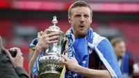 Striker Leicester City, Jamie Vardy, berpose dengan trofi usai menjuarai Piala FA di Stadion Wembley, Sabtu (15/5/2021). The Foxes menang dengan skor 1-0. (Matt Childs/Pool via AP)