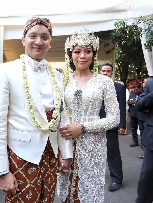 "Kita memperingati perjuangan ya 1945," ujar Moreno Soeprapto didampingi istrinya Noorani usai menjalani akad nikah di kawasan Rawa Barat, Kebayoran Baru, Jakarta Selatan Jumat (18/8). (Adrian Putra/Bintang.com)