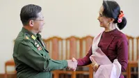 Panglima militer Myanmar Jenderal Min Aung Hlaing (kiri) dan pemimpin partai Liga Nasional untuk Demokrasi (NLD) Aung San Suu Kyi (kanan) berjabat tangan setelah pertemuan mereka, 2 Desember 2015. (Foto: AFP/Phyo Hein Kyaw)