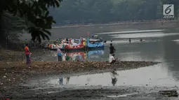 Beberapa sepeda air bersandar di Setu Babakan yang sedang surut, Jakarta, Jumat (7/7). Menurut petugas, air sengaja disurutkan terkait proyek pengerukan di sekitar hulu Setu Babakan. (Liputan6.com/Helmi Fithriansyah)