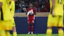 Pemain Timnas Indonesia U-23, Robi Darwis mengelap bola sebelum melakukan lemparan ke dalam saat laga Grup A Piala AFF U-23 2025 melawan Malaysia di Stadion Utama Gelora Bung Karno (SUGBK), Senayan, Jakarta, Senin (21/07/2025). (Bola.com/Abdul Aziz)