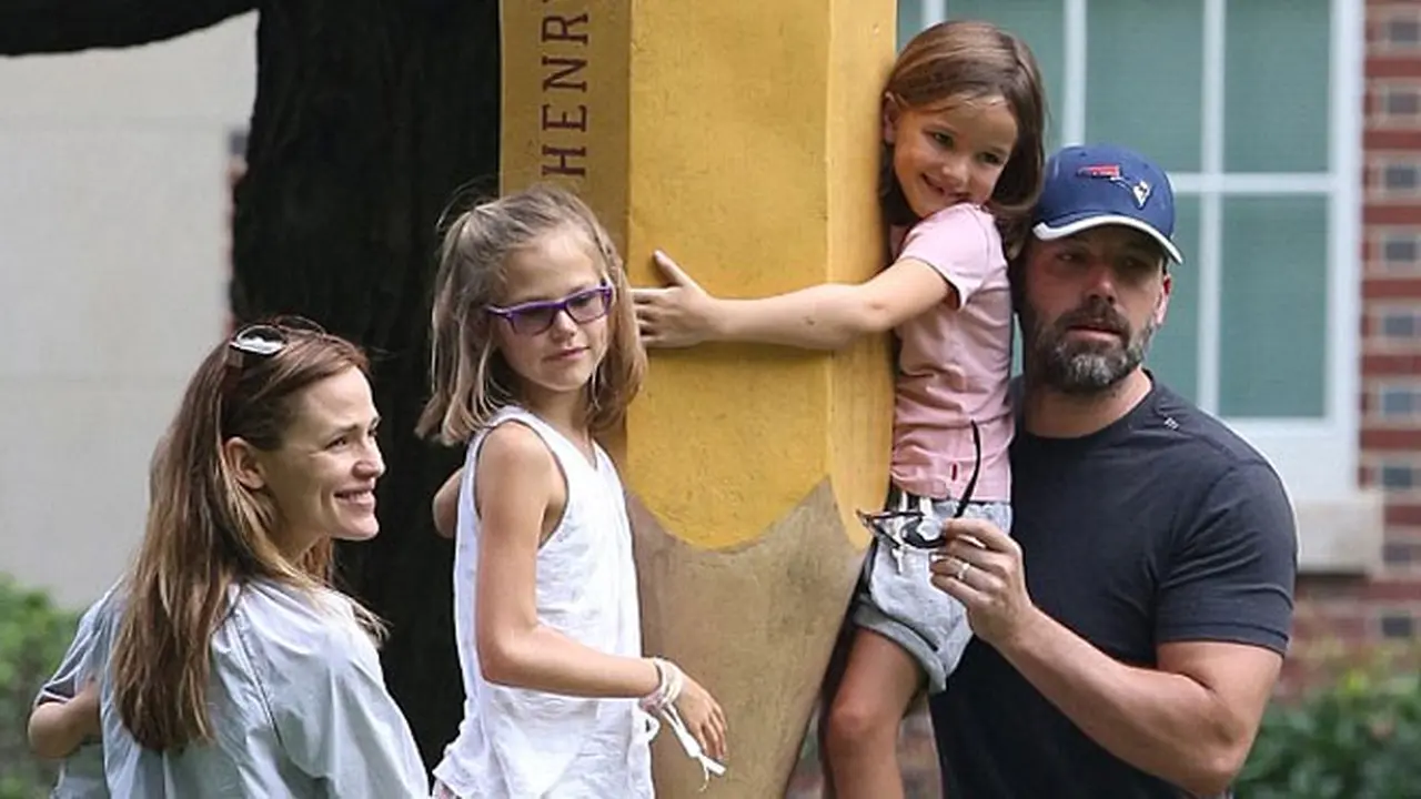 [Bintang] Ben Affleck, Jennifer Garner, dan 3 anak mereka