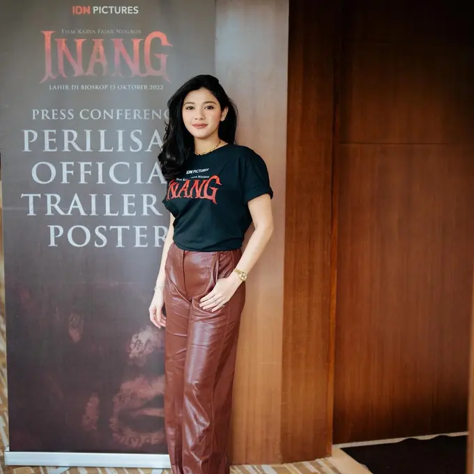 6 Potret Naysilla Mirdad di Konferensi Pers Film Inang, Pertama Kali Main di Layar Lebar