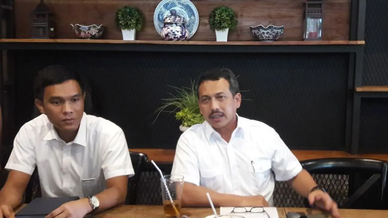 Direktur Tertib Niaga, Kementerian Perdagangan (Kemendag) Veri Anggriono Sutiarto (Kanan).