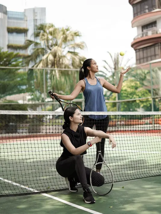 Sebelumnya, Clara sendiri pernah menjadi model dari busana olahraga. Berduet dengan Rebecca Tamara, Clara Bernadeth tampil menawan. Dalam setiap penampilan sporty tersebut, Clara pun kerap pilih busana berwarna hitam. (Liputan6.com/IG/@clarabernadeth)