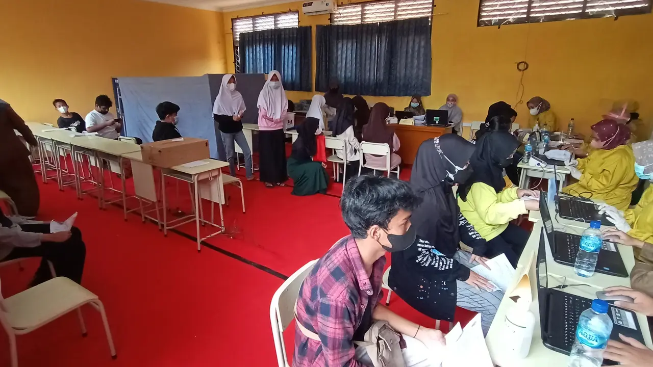 Vaksinasi Pelajar Di SMPN 7 Kota Serang, Banten. (Senin, 22/08/2021). (Liputan6.com/Yandhi Deslatama).