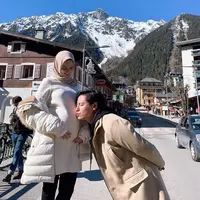 Pasangan muda Roger Danuarta dan Cut Meyriska kini tengah menanti kelahiran anak pertama mereka. Sekarang ini usia kandungan Cut Meyriska sudah tujuh bulan, sebagai suami, Roger pun selalu berada di sisinya. (Instagram/cutratumeyriska)