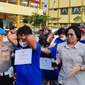 Sembilan muncikari di Kota Bogor, Jawa Barat, ditangkap lantaran diduga telah menjual enam anak baru gede (ABG) melalui aplikasi Michat.(Foto:Liputan6/Achmad Sudarno)