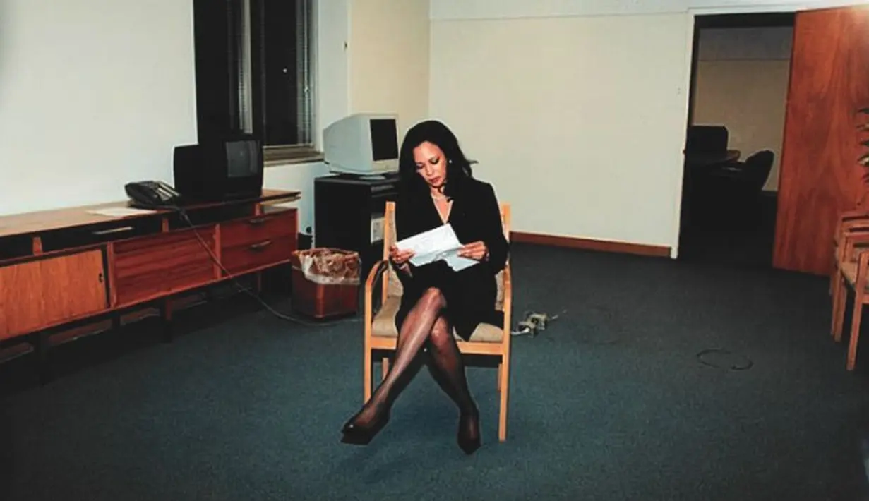 File foto tahun 2003 dirilis yang dirilis ke AFP pada 16 November 2020, menunjukkan jaksa wilayah San Francisco Kamala Harris melihat dokumen di kantornya tepat setelah pelantikannya di San Francisco, California. (Handout/Courtesy of Kamala Harris/AFP)