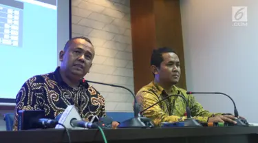 Kepala Perwakilan Ombudsman Jakarta Raya Teguh P Nugroho (kiri) menjelaskan maladministrasi dengan pengabaian kewajiban hukum mengenai pakaian tahanan dan borgol serta penggunaan alat komunikasi yang terjadi pada Idrus Marham kepada wartawan di Jakarta, Rabu (3/7/2019). (Liputan6.com/Angga Yuniar)