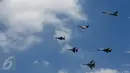 Enam pesawat tempur Sukhoi dan F-16 milik TNI Angkatan Udara memeriahkan Upacara Peringatan HUT RI ke-71 di Jakarta, Rabu (17/8). Mereka membentuk Arrow Head Formation pada ketinggian 800 kaki. (Liputan6.com/Faizal Fanani) 