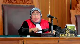 Hakim tunggal, Tati Hardianti, memimpin sidang perdana praperadilan Suryadharma Ali, terhadap KPK di Pengadilan Negeri Jakarta Selatan, Senin (30/3/2015). Sidang gugatan praperadilan SDA ditunda hingga besok, Selasa (31/3). (Liputan6.com/Yoppy Renato)