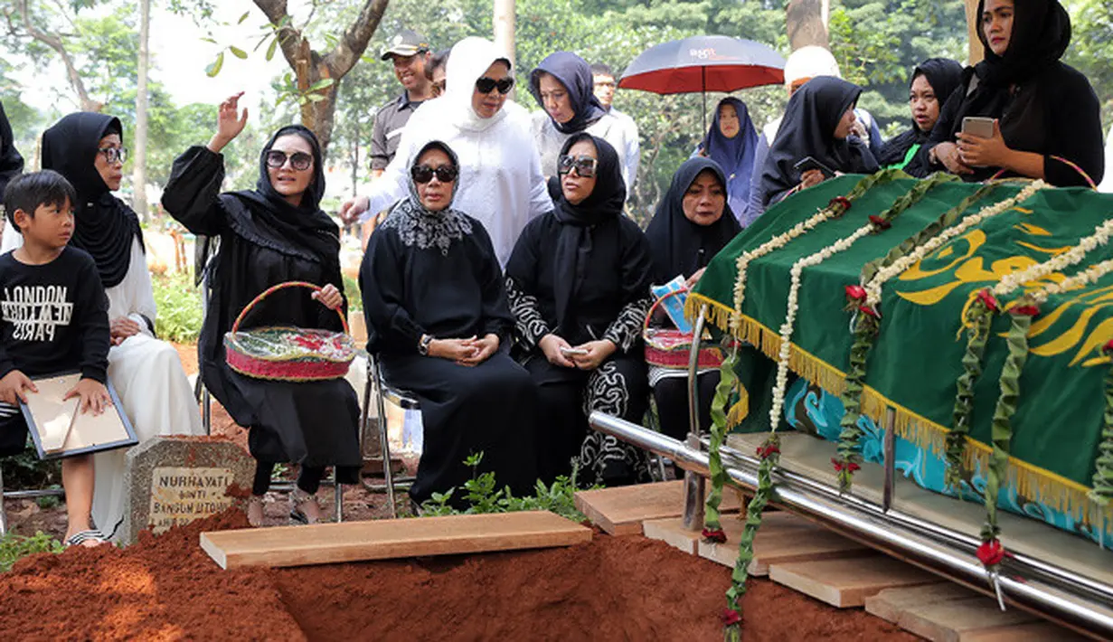 Seperti yang diceritakan Kiki usai pemakaman pada siang hari tadi, Rabu (2/5/2018), di TPU Menteng Pulo, Jakarta Selatan, Dr. Drg. Andi Jimmy Mappaile SpBM, MM telah mengidap sakit kanker sejak 2,5 tahun lalu. (Deki Prayoga/Bintang.com)