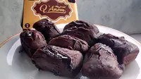 Di hari biasa atau momen tertentu seperti liburan panjang, kue balok brownies manis ini laris manis. (Liputan6.com/Jayadi Supriadin).