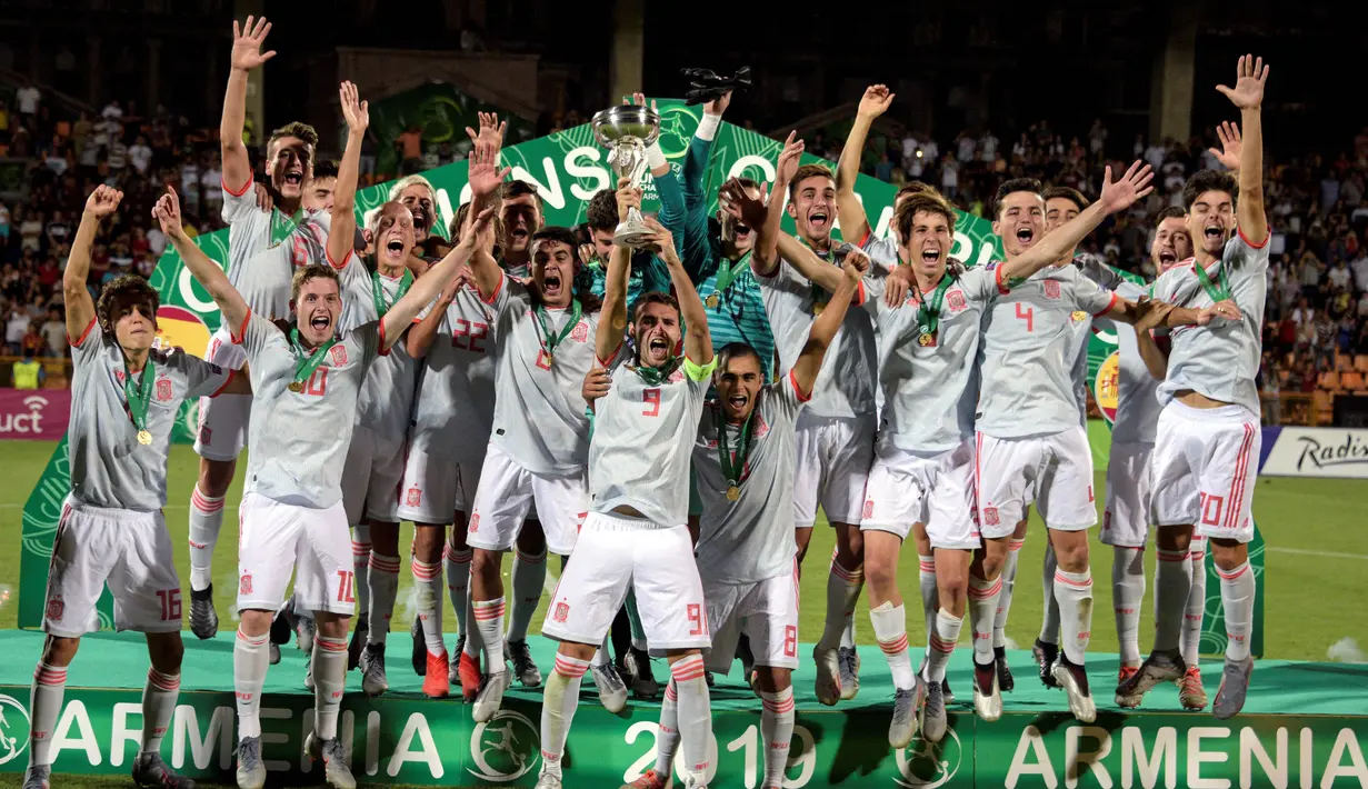 Para pemain Spanyol merayakan gelar juara Piala Eropa U-19 usai mengalahkan Portugal di Yerevan, Armenia, Sabtu (27/7). Spanyol menang 2-0 atas Portugal. (AFP/Karen Minasyan)
