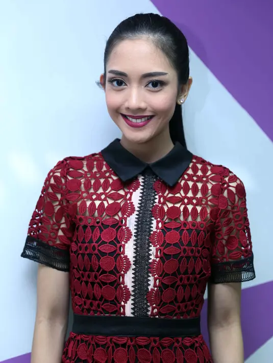 "Mengenalkan ke anak dunia pekerjaannya boleh lah. Jadi anak tau kalo ibu nya nggak keluyuran tapi kerja. Tapi biasanya anak dijemput duluan sama Aldi," ungkap Ririn. (Nurwahyunan/Bintang.com)