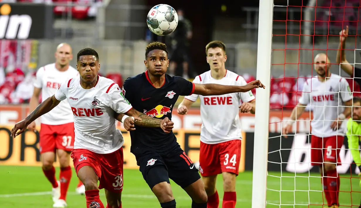 Gelandang RB Leipzig, Christopher Nkunku, berebut bola dengan pemain Koln, Ismail Jakobs, pada laga Bundesliga di Stadion Rhein Energie, Senin (1/6/2020). RB Leipzig menang dengan skor 4-2. (AP/Ina Fassbender)