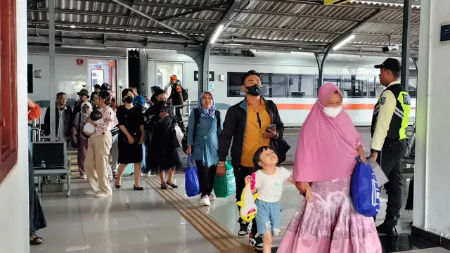 Para penumpang turun daei kereta api di staisun Banyuwangi Kota (Istimewa)