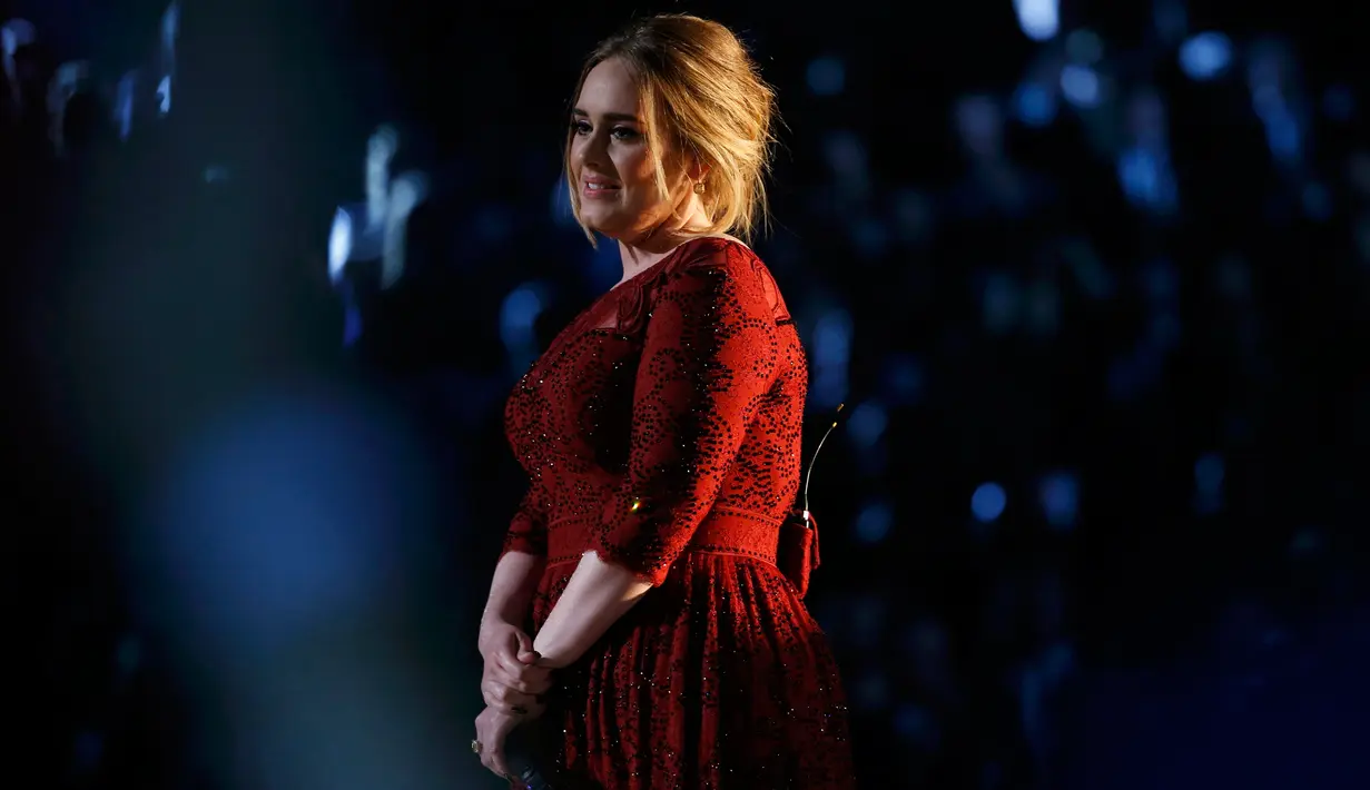 Aksi Adele menghibur penonton di 58 Grammy Awards di Los Angeles, California (15/2). Adele tidak masuk nominasi Grammy Awards 2016, namun album baru keduanya berhasil merebut hati pecinta musik di dunia. REUTERS/Mario Anzuoni)