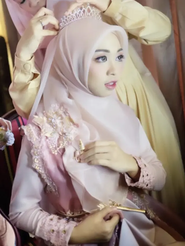 Busana Putri Bungsu Aa Gym saat Lamaran Hingga Akad Nikah, credit: @gdaghaida