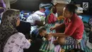 Aktivitas korban kebakaran di posko pengungsian SDN 10/11 Pagi Cipinang Utara, Jakarta, Selasa (20/8/2019). Puluhan warga terdampak kebakaran di Kawasan Prumpung, Jatinegara saat ini masih sangat membutuhkan bantuan seperti alas tidur dan popok bayi. (Liputan6.com/Herman Zakharia)