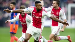 Bek tengah Belanda berusia 27 tahun, Riechedly Bazoer yang kini tengah menjalani musim kedua bersama AZ Alkmaar tercatat pernah berseragam Ajax Amsterdam setelah dipromosikan dari tim akademi Ajax pada tengah musim 2014/2015. Bertahan hingga paruh musim 2016/2017 bersama Ajax, ia total bermain dalam 71 laga di semua kompetisi dengan torehan 8 gol dan 5 assist. Pada setengah musim pertamanya ia menggunakan nomor punggung 27 dan berganti nomor punggung 6 sejak awal musim 2015/2016. (AFP/ANP/Olaf Kraak)