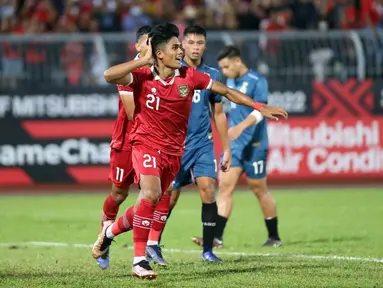 Pesepak bola Timnas Indonesia Ramadhan Sananta melakukan selebrasi usai mencetak gol ke gawang Brunei Darussalam dalam pertandingan Grup A Piala AFF 2022 di Stadion Kuala Lumpur, Malaysia, Senin (26/12/2022). Indonesia mengalahkan Brunei Darussalam dengan skor 7-0. (Liputan6.com/PSSI)