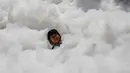 Peserta anak-anak tampak asyik bermain busa saat mengikuti Love Foam Run di Taiwan 29 Mei 2016. Semua kalangan dapat mengikuti perlombaan ini. ( REUTERS / Tyrone Siu)