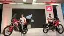 Marc Marquez dan Dani Pedrosa juga mencoba produk baru Honda yakni Africa Twin CRF1000L pada peluncuran Repsol Honda RC213V di Kemayoran, Jakarta, Jumat (3/2/2017).  (Bola.com/Nicklas Hanoatubun)