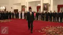 Hasyim Asy’ari bersiap mengikuti pelantikan sebagai Anggota KPU, di Istana Negara, Jakarta, Senin (29/8). Pelantikan dihadiri beberapa menteri Kabinet Kerja, pimpinan lembaga tinggi negara, dan juga hadir pimpinan DPR/MPR. (Liputan6.com/Faizal Fanani)