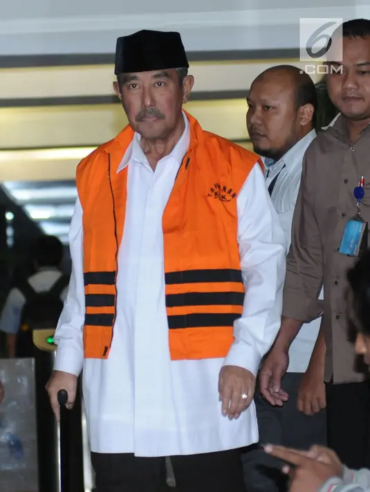 Bupati Bandung Barat, Abubakar bersiap keluar dari gedung KPK usai menjalani pemeriksaan, Jakarta, Kamis (12/4). KPK resmi menahan Abubakar sebagai tersangka kasus dugaan suap di Pemkab Bandung Barat. (Liputan6.com/Helmi Fithriansyah)