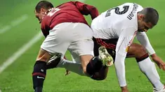 Duel antara gelandang Sparta Praha Marek Matejovsky (kiri) dan full-back Liverpool Glen Johnson di leg pertama babak 32 besar Europa League yang berlangsung di Generali Arena, Praha, 17 Februari 2011. Skor 0-0. AFP PHOTO / JOE KLAMAR 