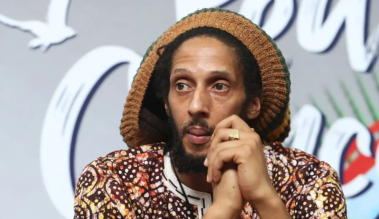 "Tidak ada kolaborasi degan musisi lain, tapi saya akan berkolaborasi dengan penonton. Itu akan menciptakan vibrasi positif bagi saya dan semua akan merasakan itu nanti," ujar penyanyi berambut gimbal. (Bambang E Ros/Bintang.com)