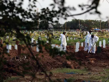 Petugas melakukan pemakaman jenazah dengan protokol COVID-19 di TPU Tegal Alur, Jakarta, Selasa (29/9/2020). Dari Maret hingga 25 September 2020, tercatat 2.145 jenazah dimakamkan dengan protokol COVID-19 di di TPU Tegal Alur. (Liputan6.comHelmi Fithriansyah)