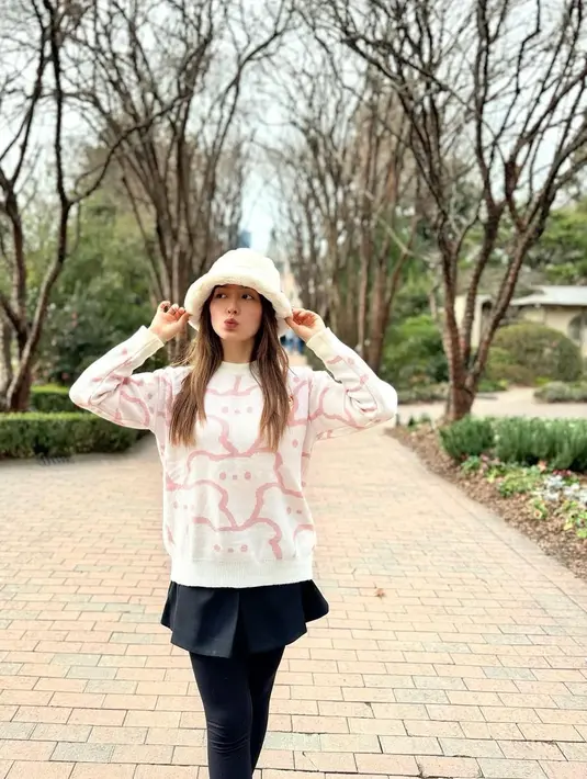 Saat berkunjung ke Atlanta, Georgia, Natasha Wilona memperlihatkan sisi feminin-nya lewat sweater nuansa pink-putih.  [@natashawilona12]